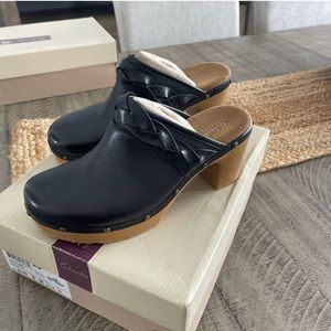 Clarks Artisan Black Leather Clogs